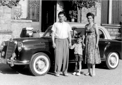 Ludwig Bening mit Frau und Kind nach den ersten erfolgreichen Geschäftsjahren.