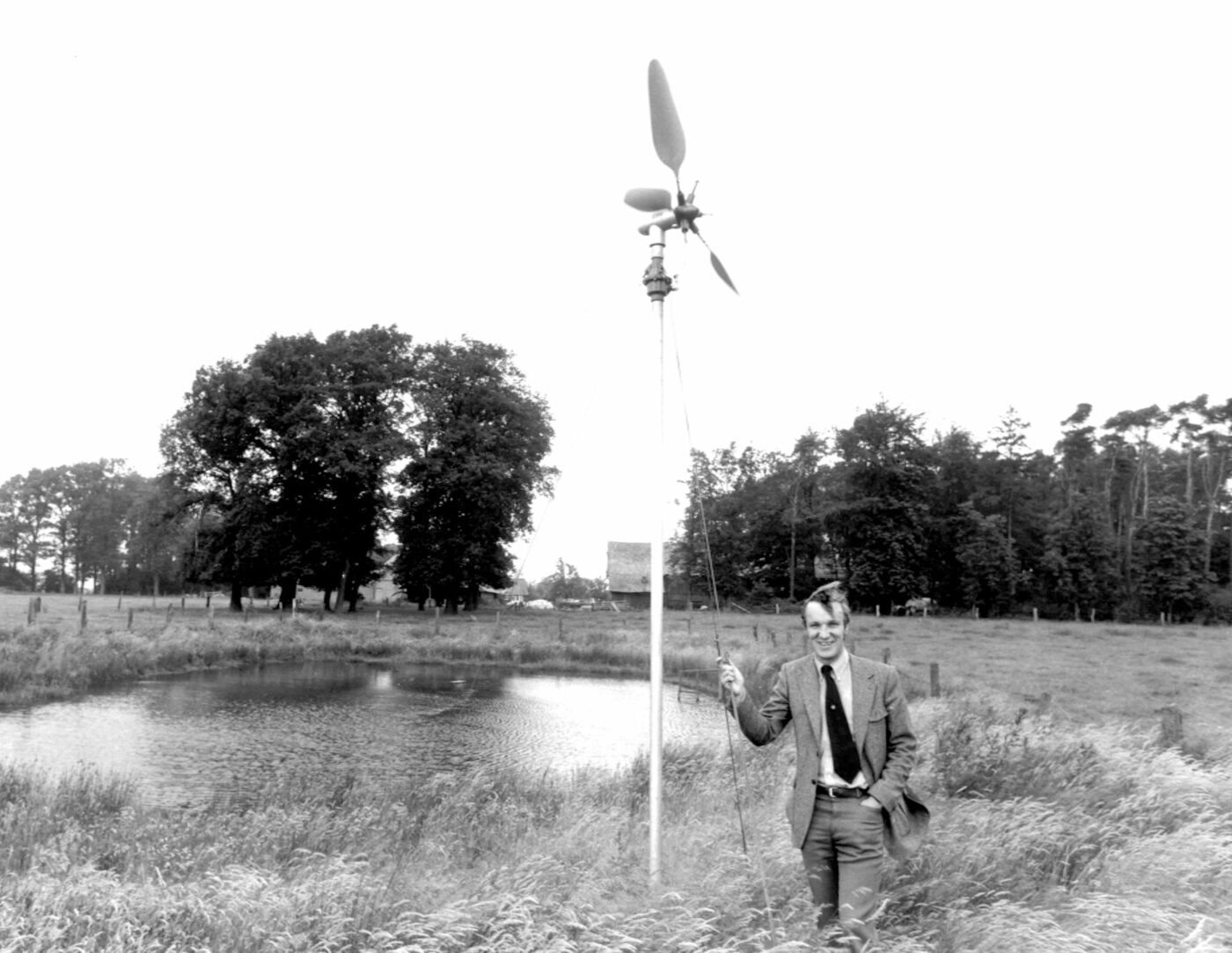 Erwin Schumacher vor einer Windkraftanlage im Jahr 1964