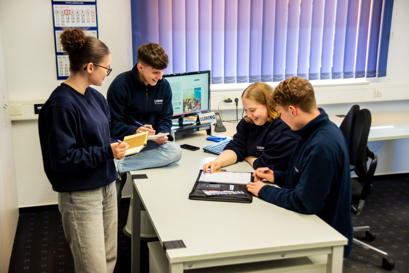 Mitarbeiter am Konferenztisch